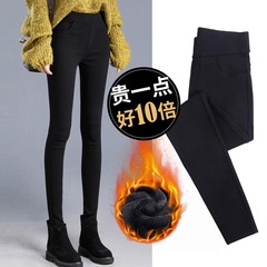 黒のレギンスの女性は秋の冬の薄い絨毯を着ています。