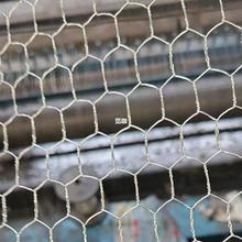 镀锌六角拧花铁丝网片 石笼网吊顶装饰用活络护山勾花菱形金属网