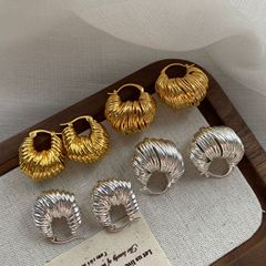 重工業はねじのコイルのイヤリングを編みます。