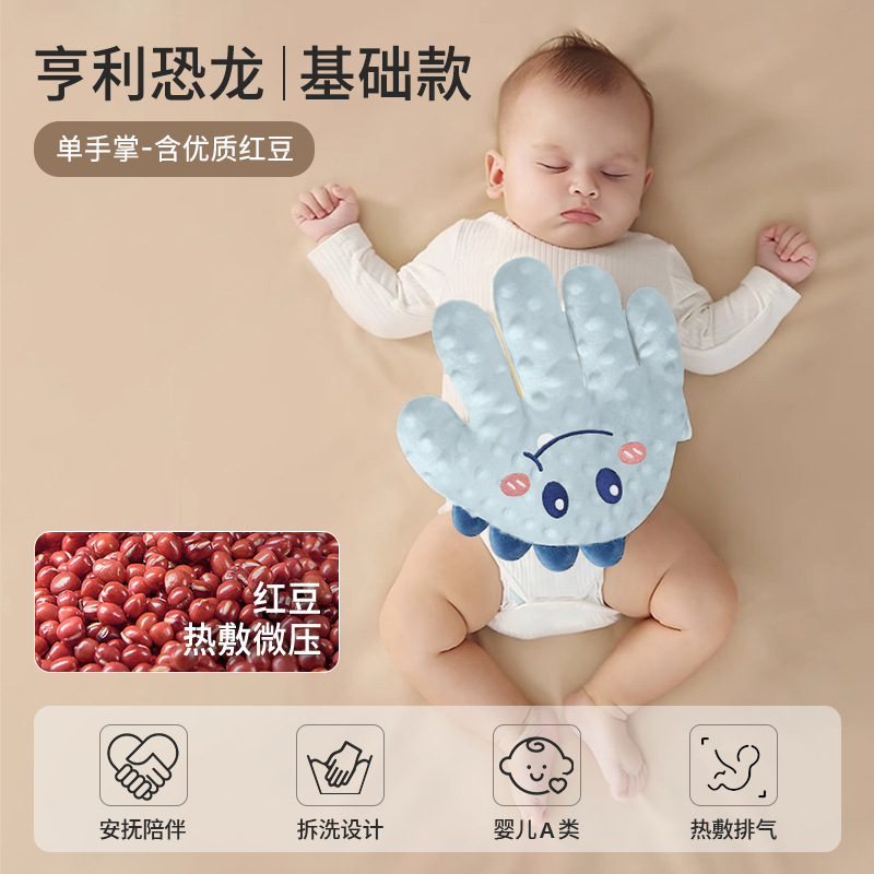 Bebé acariciando el sueño, tranquilizando las palmas, persuadiendo al bebé para que duerma, el bebé se acuesta, persuade al bebé para que se duerma y duerma, bofetada en febrero