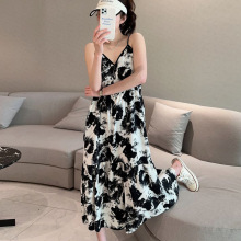 带胸垫花纹连衣裙女夏季外穿内搭时尚复古显瘦大摆V领吊带长裙子