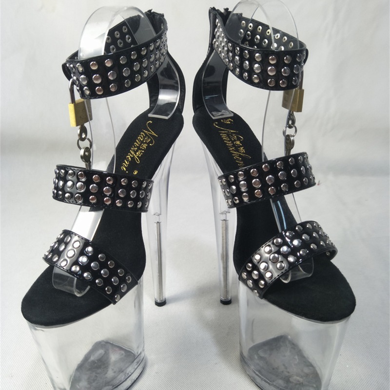 Sandalias de red de fiebre de hadas de estilo de tacones delgados remaches 2024 nuevos tacones grandes de verano europeos y estadounidenses