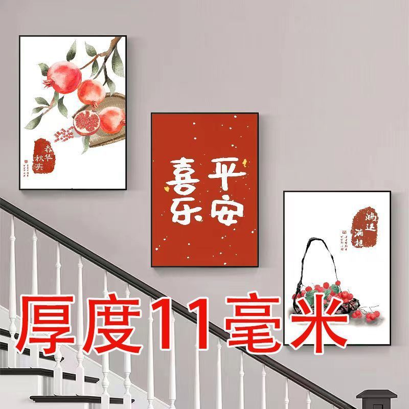 複式階段の入り口の間に装飾画があります。|undefined