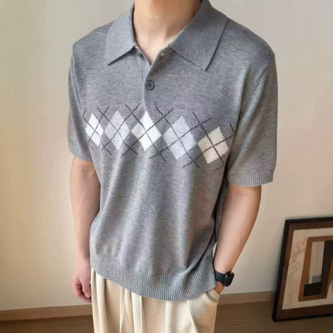 Vintage-Style Short-Sleeve Knit T-Shirt with a Turn-Down Collar, Diamond Pattern, Color-Blocking Design, Gray Pullover Top for Men and Women Vintage-Style Short-Sleeve Knit T-Shirt with a Turn-Down Collar, Diamond Pattern, Color-Blocking Design, Gray Pullover Top for Men and Women