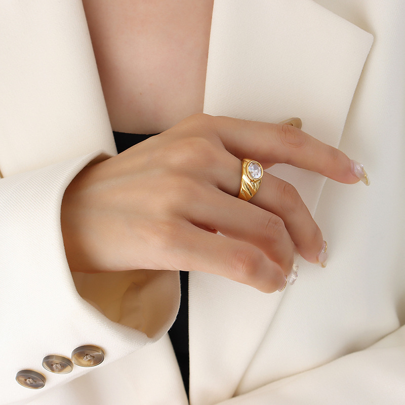 Anillo de pareja de boda europeo y americano estilo corte nicho diseño titanio acero chapado en oro con incrustaciones Anillo Verde blanco circón anillo femenino