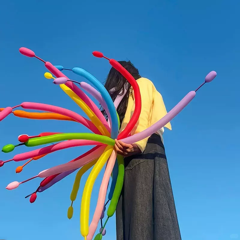 户外写真网红拍照道具多巴胺烟花长条气球氛围感草地场景布置出片