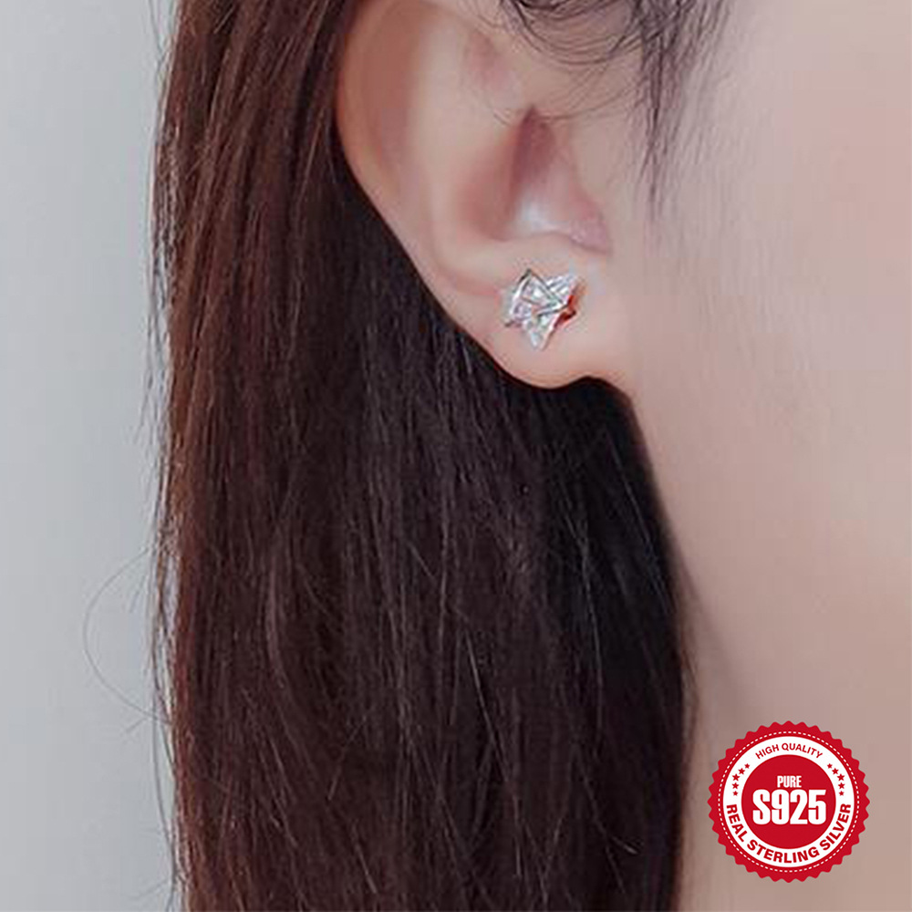 Pendientes pequeños de circón triangulares simples transfronterizos europeos y americanos S925 de plata esterlina Japón y Corea del Sur temperamento pequeño y fresco