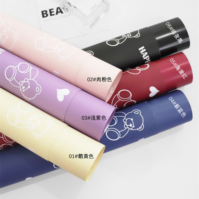 Fábrica de fiestas de flores al por mayor nuevos productos de dibujos animados oso patrón de flores papel de embalaje impermeable regalo papel de embalaje de flores