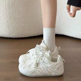 2026年秋季时尚小众圆头丑萌鞋女复古慢跑鞋少女感日常通勤运动鞋