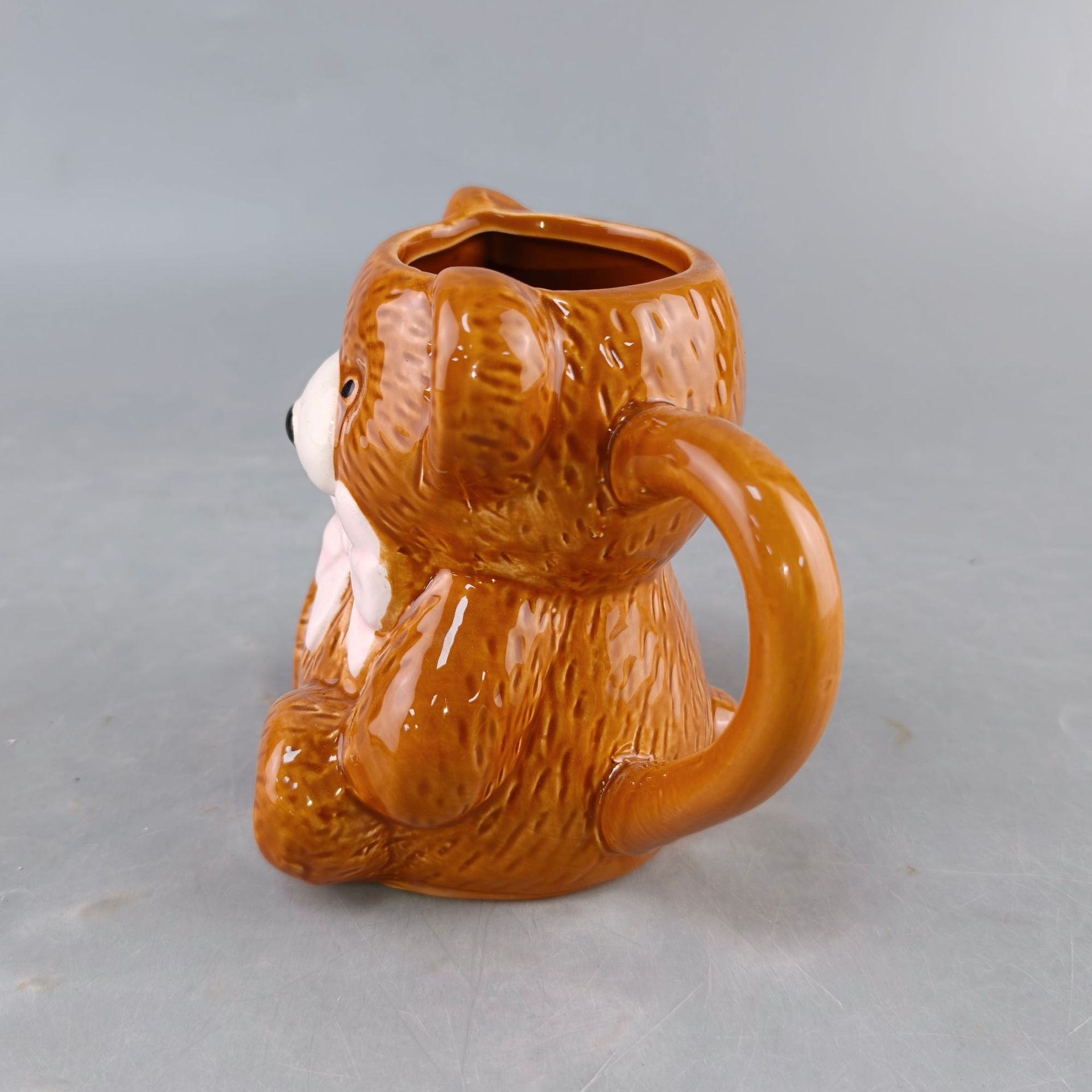 Taza de cerámica con diseño de oso de peluche, ideal para regalar a parejas en cumpleaños.