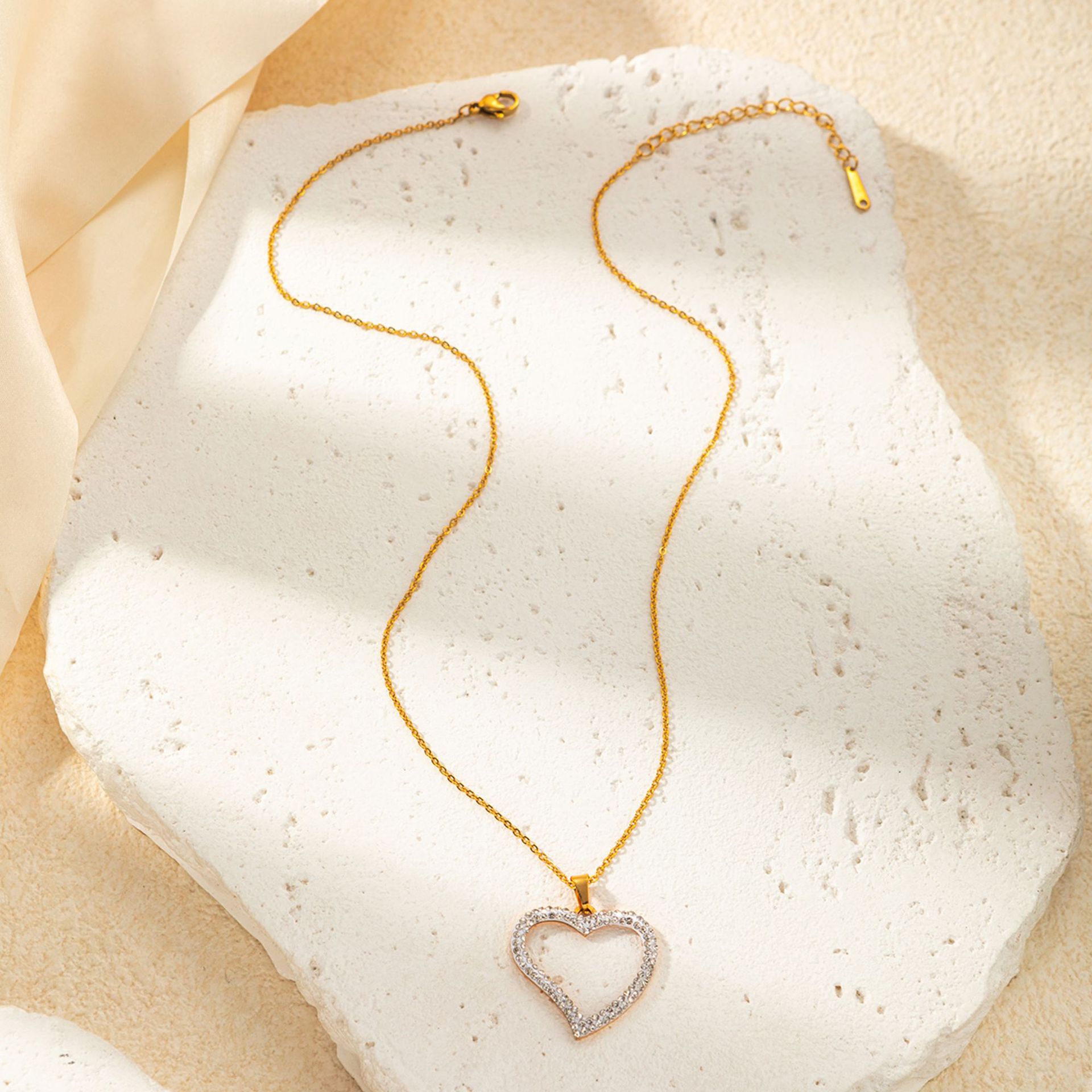 Joyería Al Por Mayor Elegante Señora Forma De Corazón Acero Titanio Cristal Artificial Enchapado Aretes Collar Cadena Portacables display picture 3