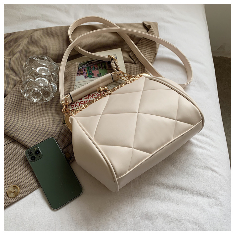 New Fashion Rhombus Embossed One-shoulder Diagonal Clip Bag Wholesale Nihaojewelry display picture 6