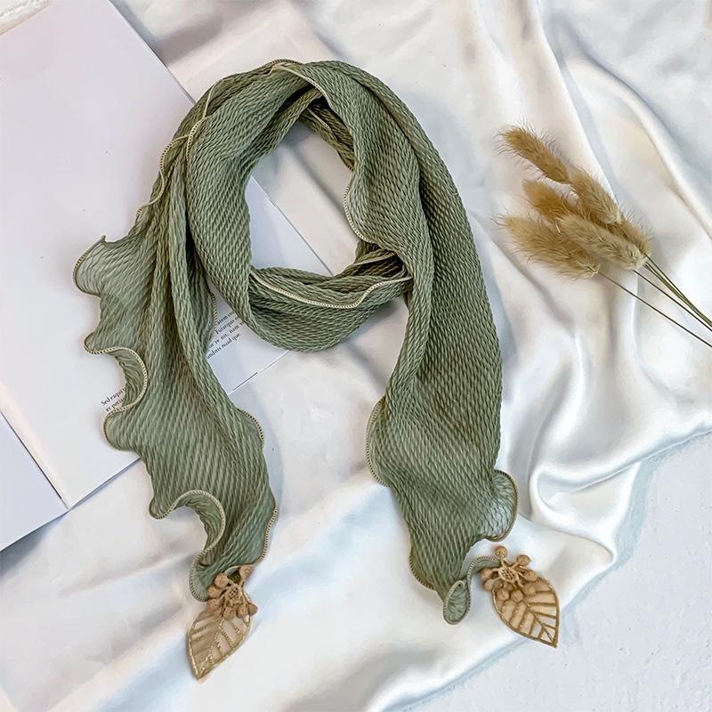 Bufanda triangular babero femenino nuevo estilo bufanda de seda plisada de todo fósforo sentido de alta calidad colgante de hoja pequeña bufanda de cuello bufanda decorativa