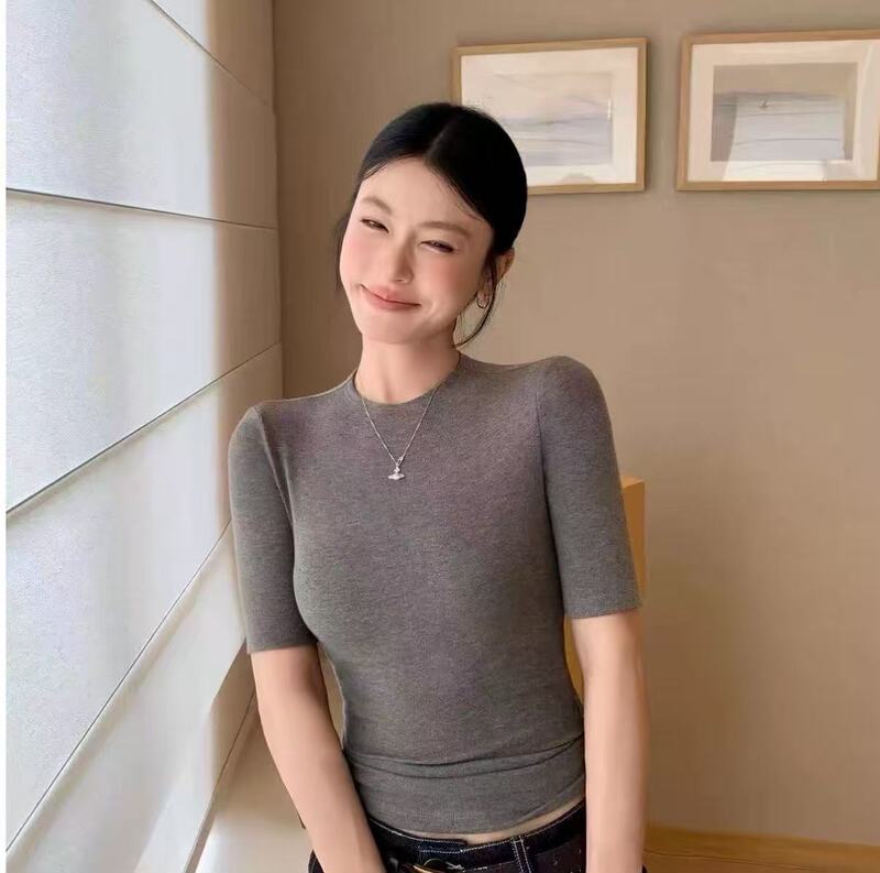 Elegant black mid-sleeve T-shirt with a small round neck, suitable as a base layer for women in spring and summer, basic half-sleeve top with regular shoulders Elegant black mid-sleeve T-shirt with a small round neck, suitable as a base layer for women in spring and summer, basic half-sleeve top with regular shoulders