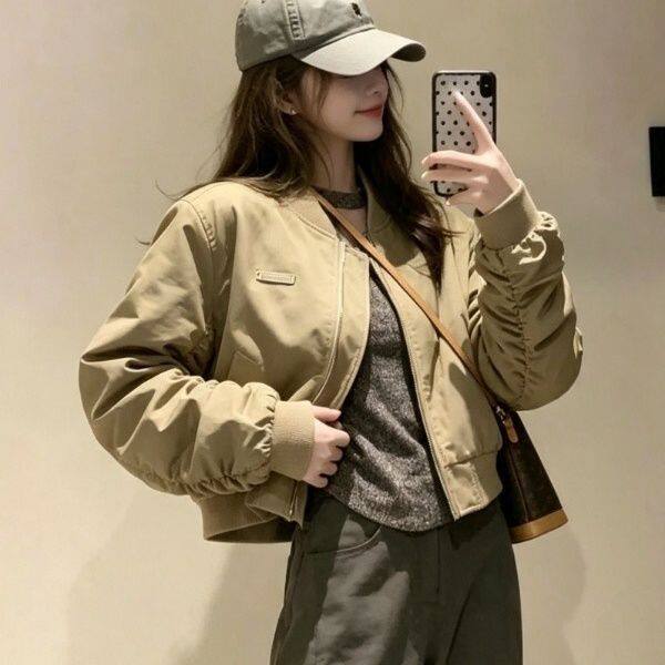 Áo khoác jacket nữ dáng ngắn form rộng vai đứng kiểu bóng chày, dài tay, khóa kéo — Màu kaki, hai lớp, có lót vải, Đen hai lớp có lót chi tiết 1