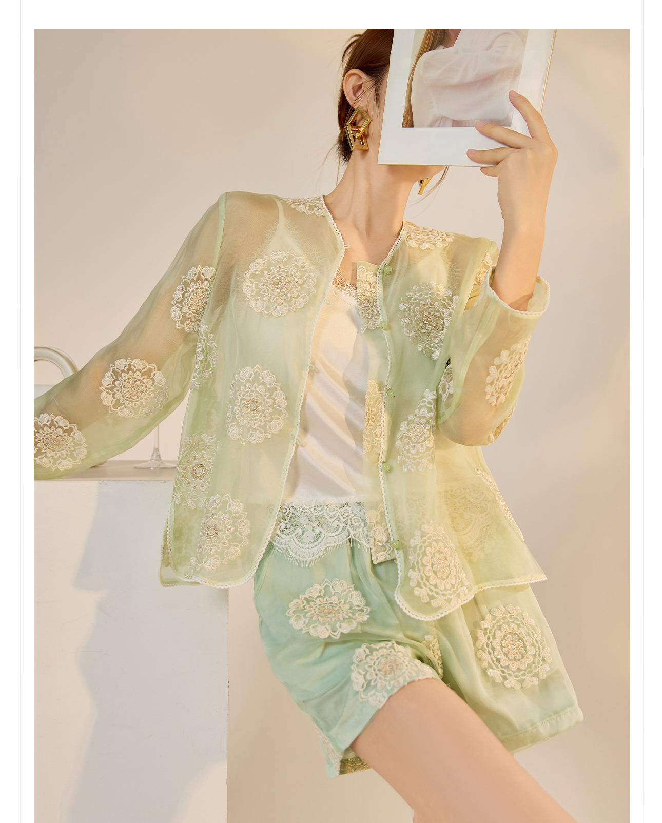 Bộ ba món áo khoác, áo vest và quần short lụa thêu sequin cao cấp kiểu Trung Quốc mới N3042 — Quần short xanh lục nhạt, Áo khoác xanh lục nhạt, Gi lê xanh lục nhạt chi tiết 20