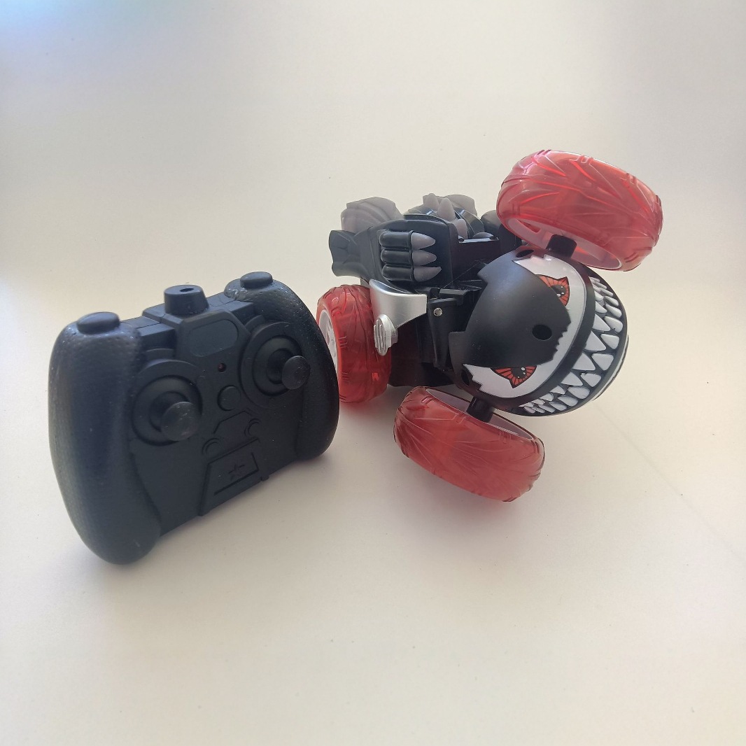 Cross-border 2.4G veneno acrobacias carro de rol juguetes para niños F1 360 grados veneno y ruido carro de control remoto