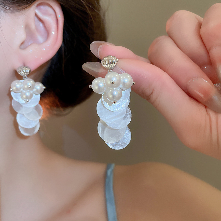 Pendientes de borla de concha blanca redonda con aguja de plata Pendientes de todo fósforo de moda de estilo de vacaciones Pendientes de alta gama de nicho al por mayor