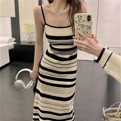 ニットのストライプのストラップのワンピースが流行しています。