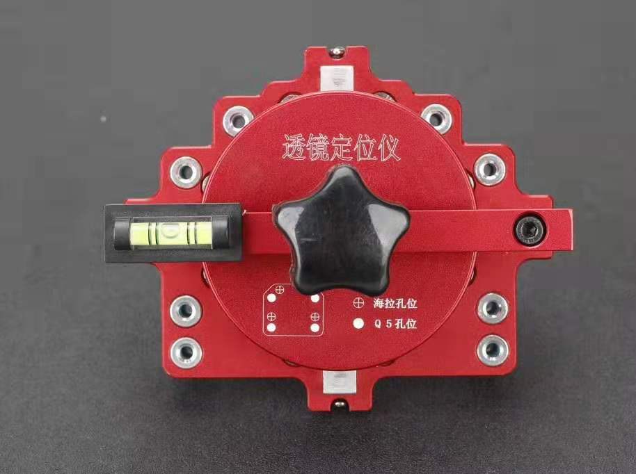 원래 차량에 장착된 렌즈 타공 위치 결정기 (빨간색)