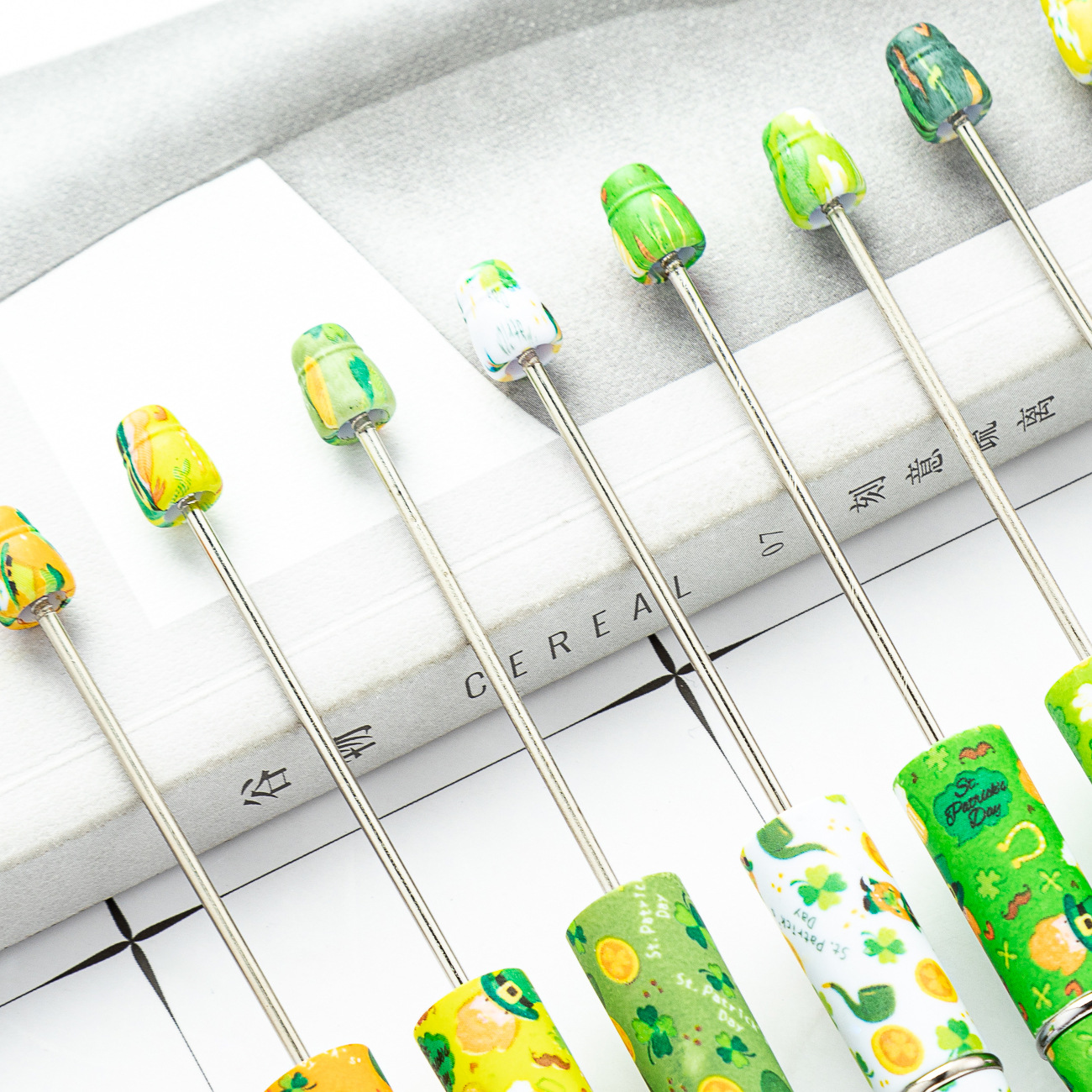 Bricolaje creativo trébol de cuatro hojas serie de cuentas pluma de impresión multicolor bolígrafo en stock al por mayor de plástico con cuentas pluma