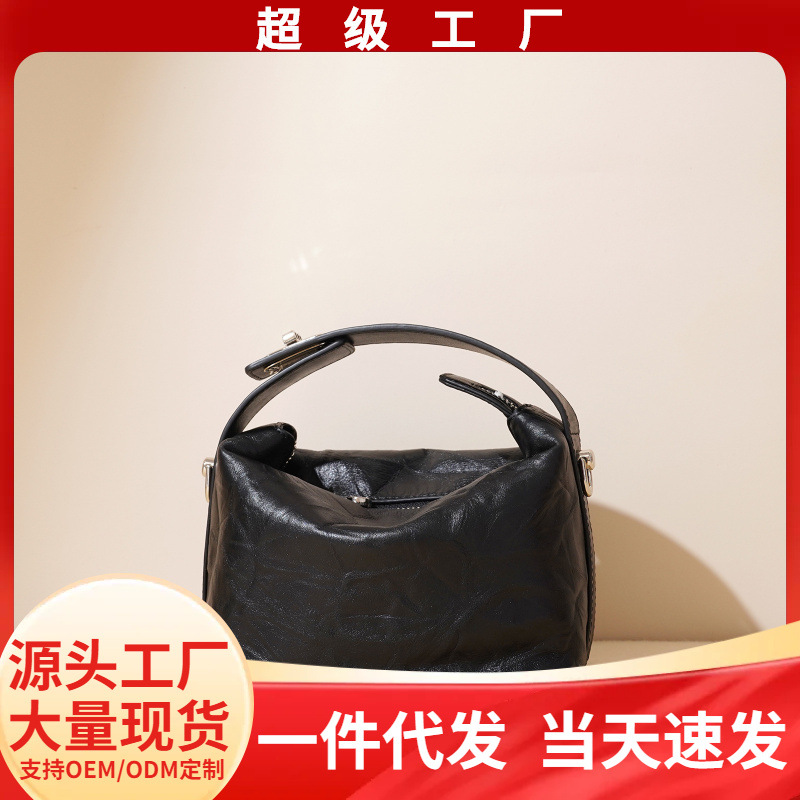 Bolsos de cuero de nicho de alto nivel con sobres rojos en la boca 2025 nuevos bolsos de lonchera con bolsos pequeños y bolsos retro para mujeres