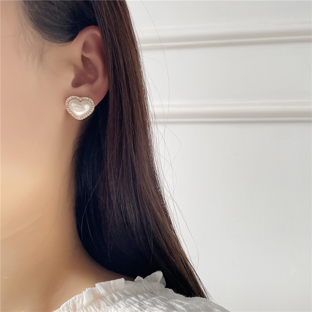 Retro Baroque Pearl Earrings Korean Personality Rhinestone Earrings Pearl Earrings display picture 3