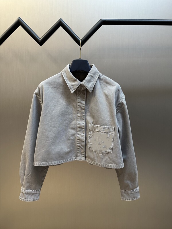 Dujia バージョン既製高品質 V ファミリー 2025 新しい女性のショートデニムシャツジャケットはファッショナブルで多用途です|undefined