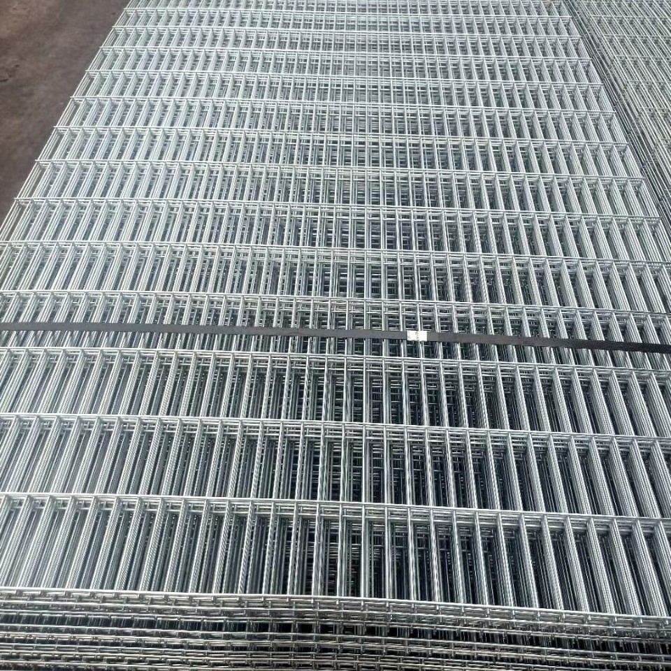 供应狗笼子底镀锌铁丝网片 批发电焊铁丝网 菱形异形网片现货