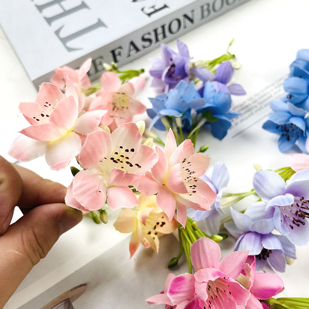 Simulación de flores 3 cabeza mini cadena de loto DIY tela de seda flores falsas tocado de flores material de broca de flores para hacer decoración de salón de bodas