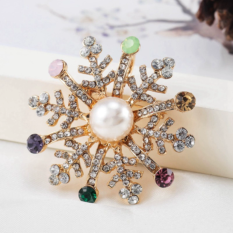Европейская и американская мода новый рождественский Творческий Рождественский инкрустированный жемчугом бриллиант красочная Снежинка брошь ювелирные изделия оптом