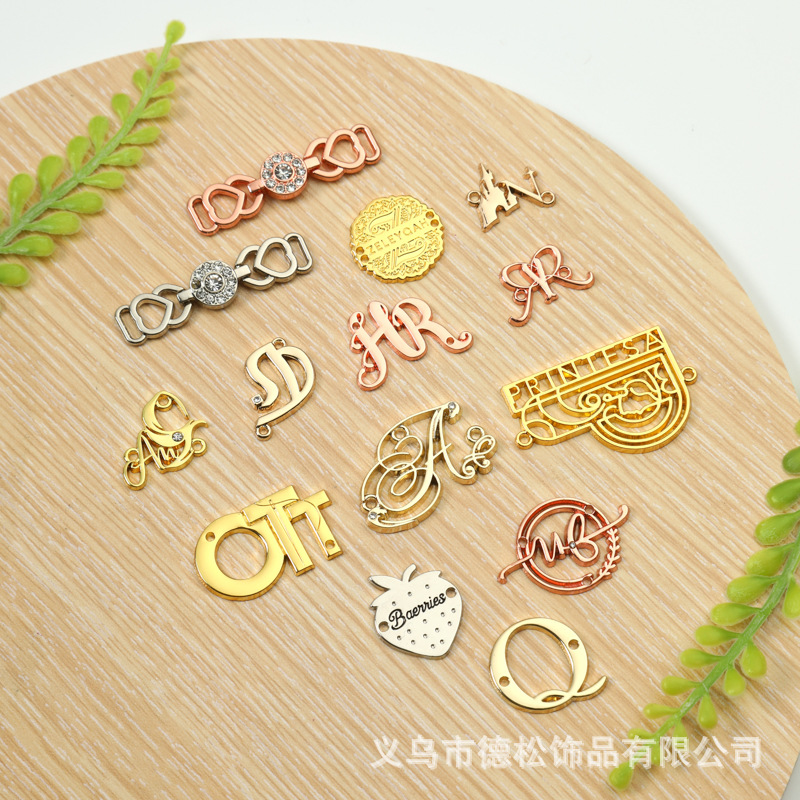 源头厂家高级感缝线标牌锌合金金属五金配件可定专属logo镂空带孔