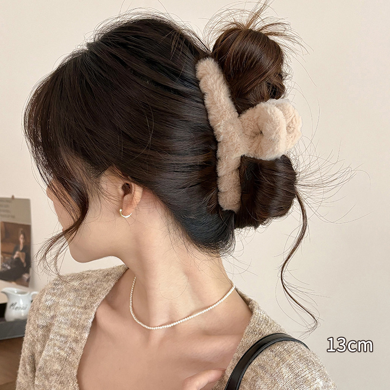 Otoño y invierno curry clip de agarre de cabeza grande clip de cabello tocado clip de tiburón 2025 nuevo peludo de gama alta agarre de cabello