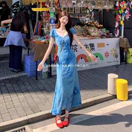蓝色气质度假风碎花连衣裙女2026年夏季新款掐腰显瘦氛围感长裙子
