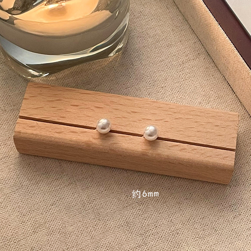 Luz de lujo de alto nivel nicho de diseño femenino sensación de aretes de bordilla temperamento perla asimetría joyería perla al por mayor