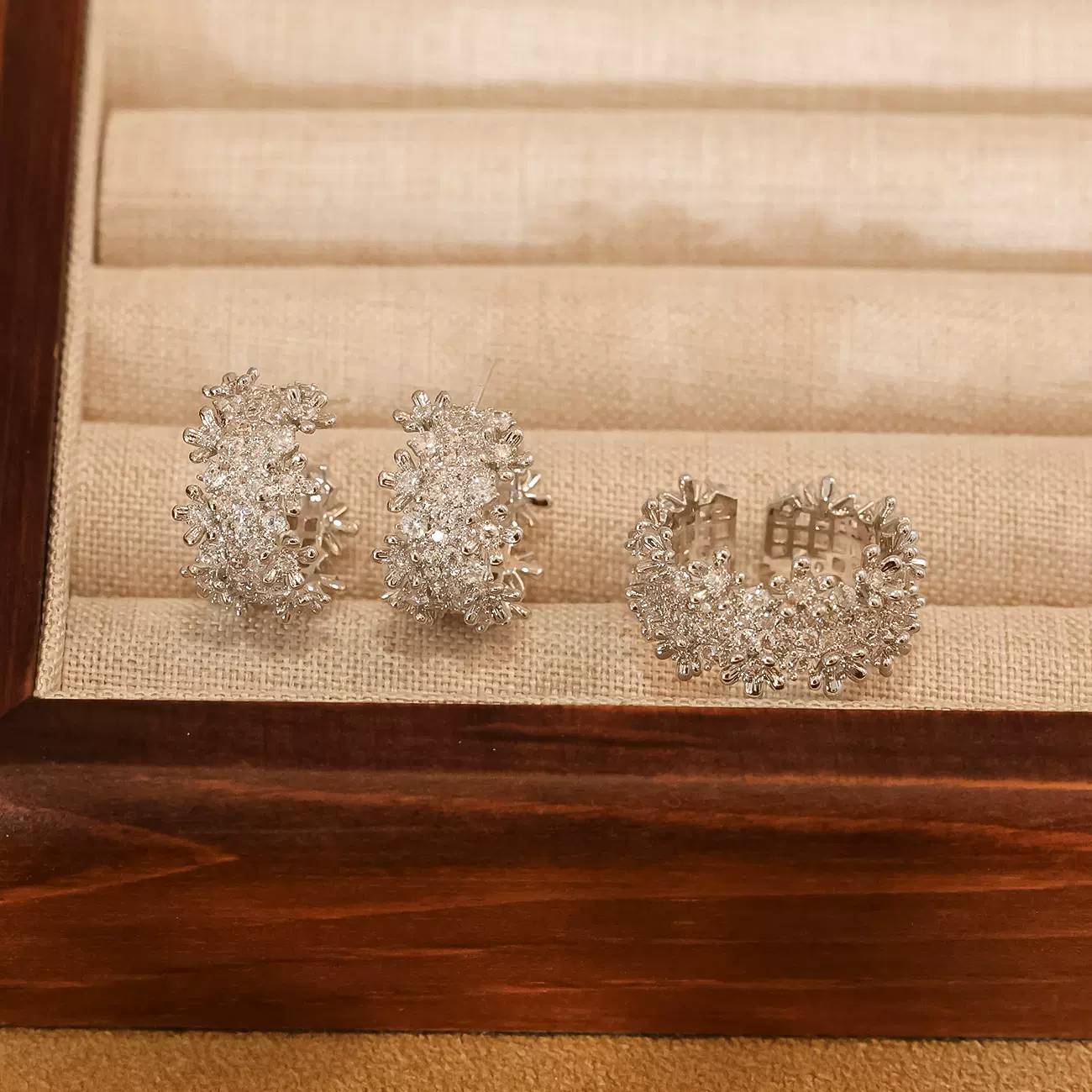 冷淡风精致满钻锆石耳圈小众设计轻奢高级感气质百搭耳钉耳饰女新