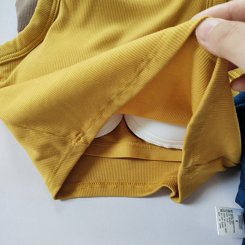 固定一体式ねじ速乾運動ベスト女性の短いストラップ速乾ヨガフィットネス下着を底に着ている