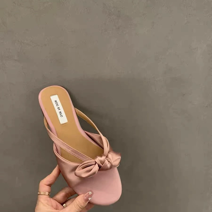 Французские атласные банты холодные тапочки женские наружные носить 2024 новые плоские тапочки