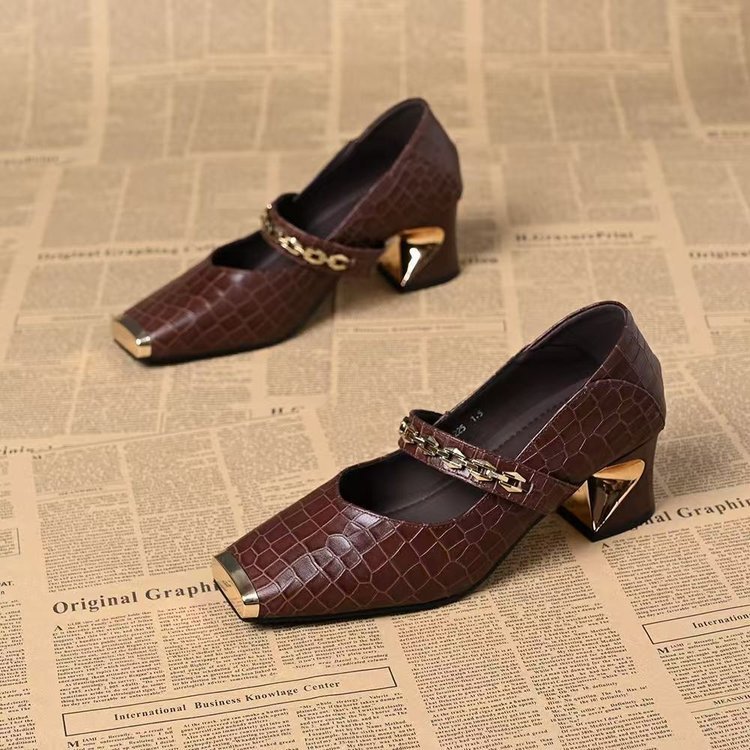 Zapatos de talón único transfronterizos superficiales de primavera y otoño nuevos zapatos de cuero suave de cadena metálica de un pedazo de talón medio de verano