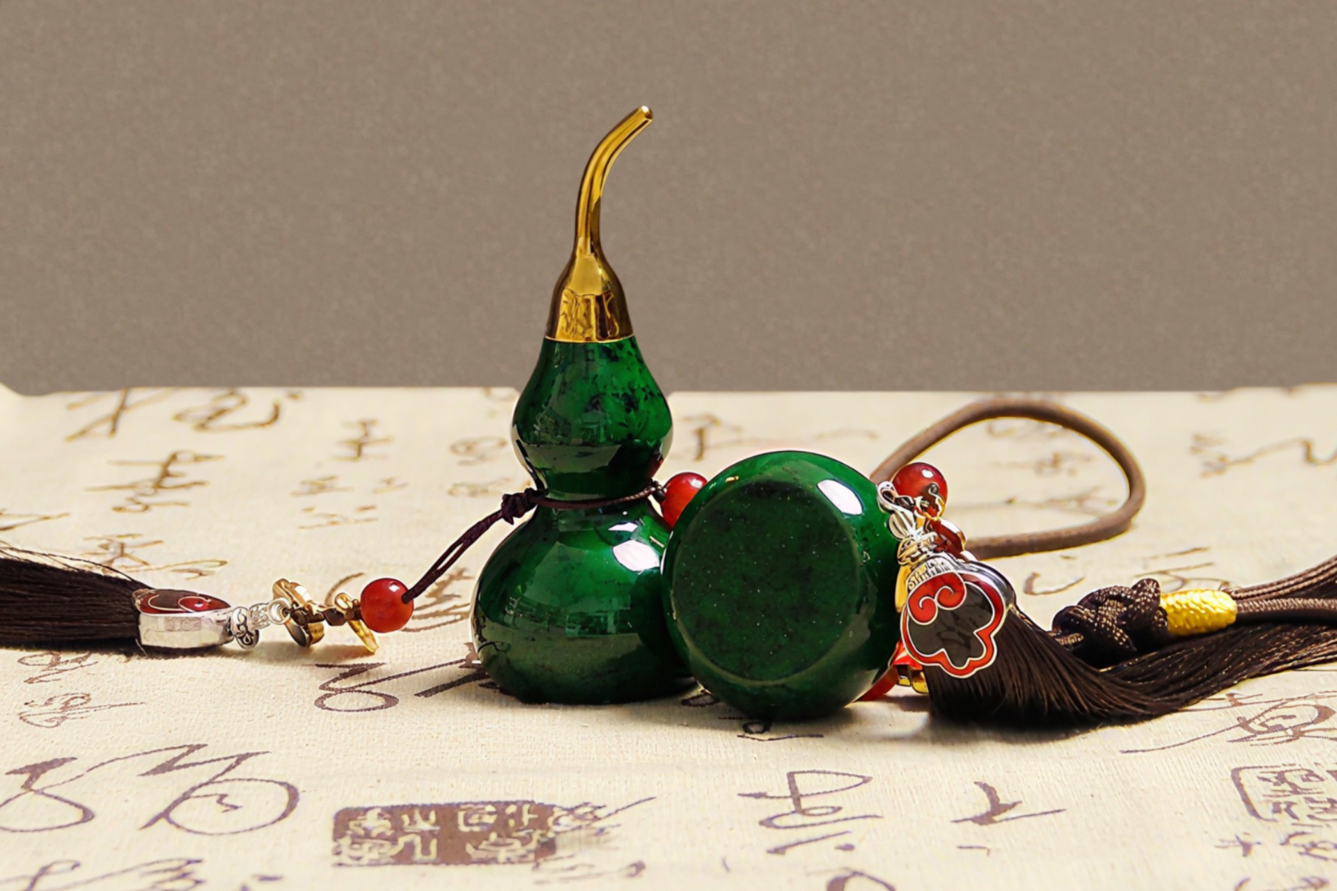 Traditional Lacquerware Gourd Car Hanging Ornament with Green Sandalwood and Handmade Tassel, Suitable for Phone Keychain Decoration