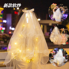 頭の糸のネットの赤い夜市の小さい商品の発光の頭の糸は露店の子供の発光のおもちゃの頭の糸を並べて卸売りして証明書を受け取って写真を撮ります。