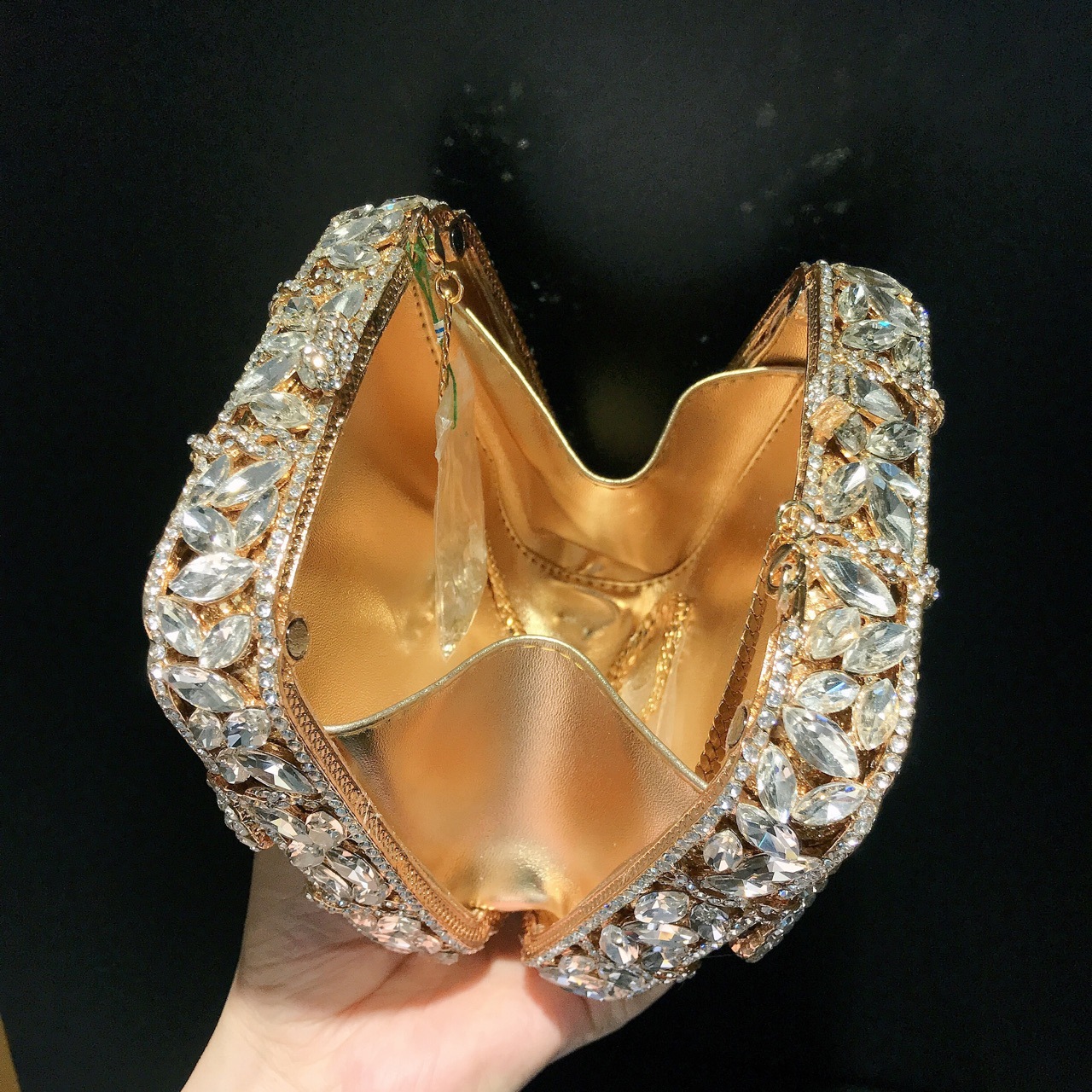 Túi clutch dạ tiệc hình hộp quà nơ đính đá kim cương nhân tạo — Vàng kim AB chi tiết 5