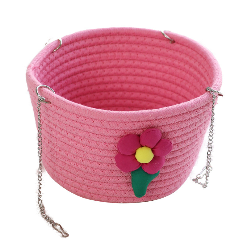 ハムスターのペットが編み上げている金糸熊の花の枝のネズミは巣を掛けて寝ています。|undefined