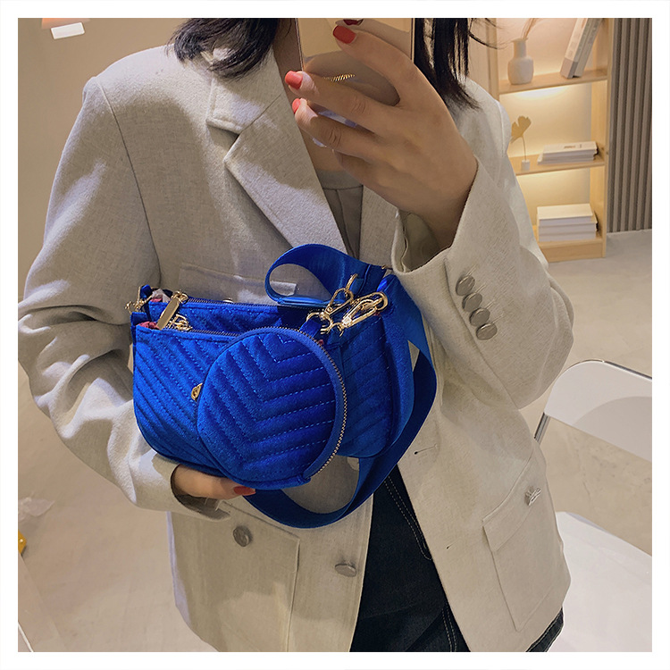 2021 New Autumn And Winter Gold Velvet One-shoulder Wide Shoulder Strap Bag Fashion Casual Messenger Small Bag display picture 17