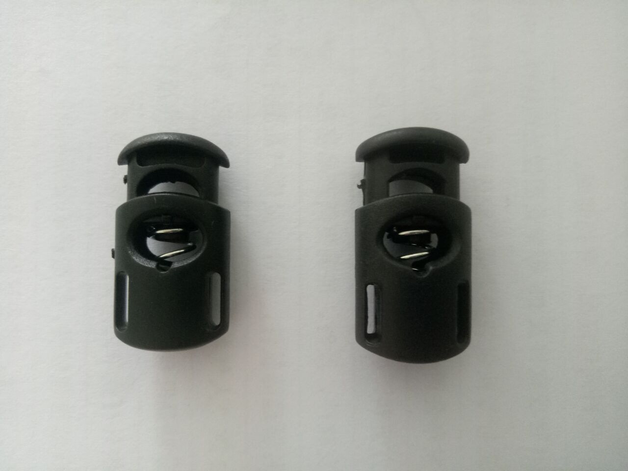 厂家批发塑料松紧调节弹簧扣猪鼻扣黑色纽扣弧型扣绳扣拉尾