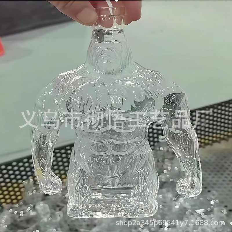 国境を越えて爆発したJeep Whiskey Bottleジープウイスキーの複数のボトルの振り子|undefined