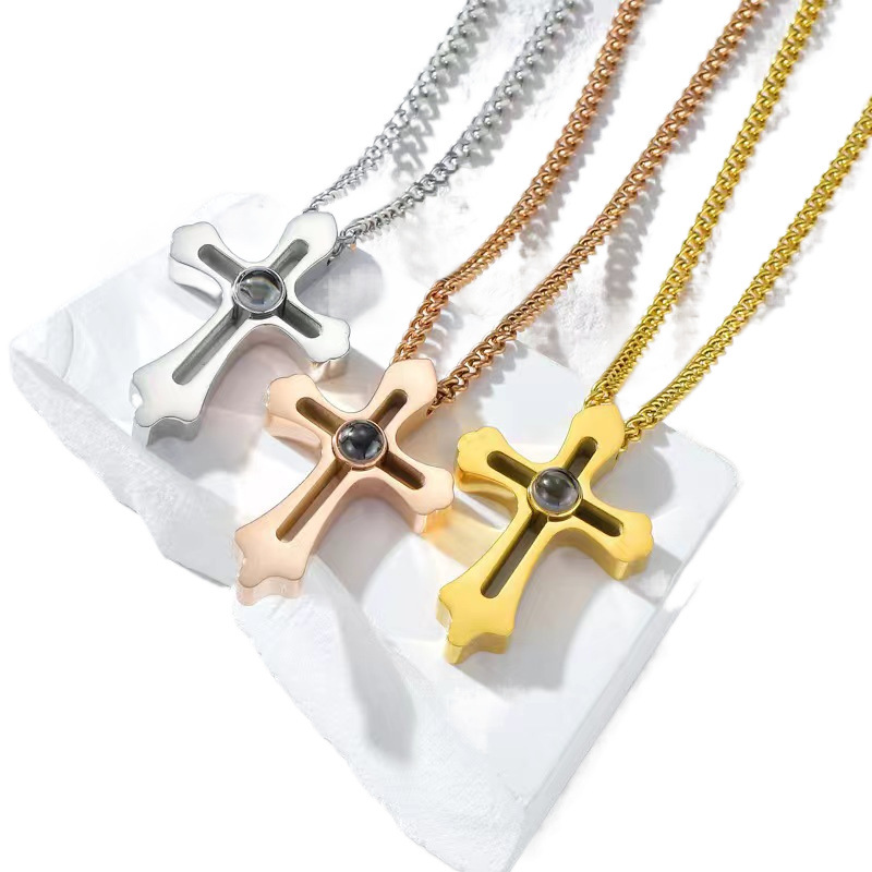 欧美热销嘻哈风钛钢十字架投影项链100种语言我爱你吊坠批发