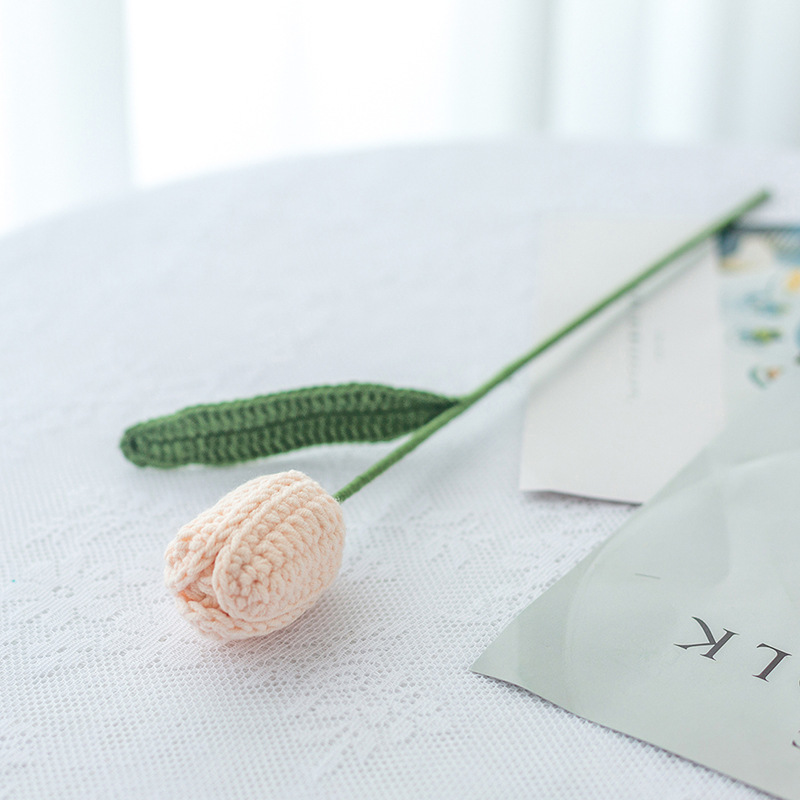 완성 된 피부색 튤립 단일 민트 녹색 잎