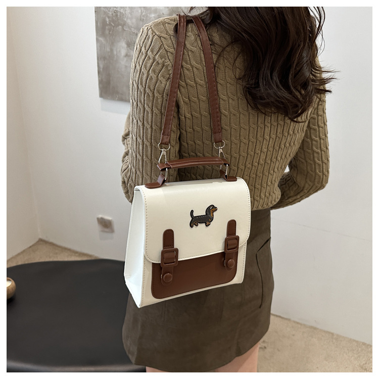 This is a new retro commuting backpack for the autumn of 2024, featuring a casual color contrast and a niche design. It is a small square single-shoulder hand-carry bag undefined