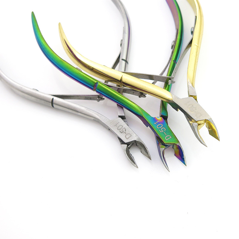 D501 Cuticle Nipper in Action